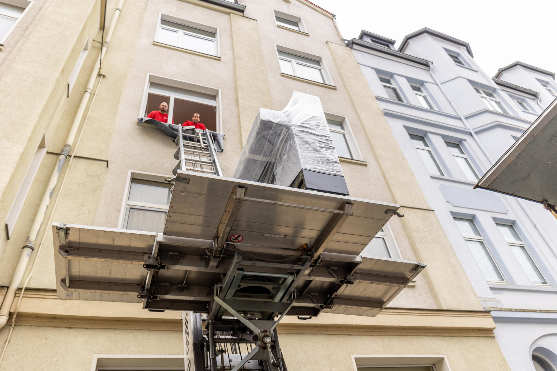 Möbeltransport mit Tragehilfe und Montage in Hannover