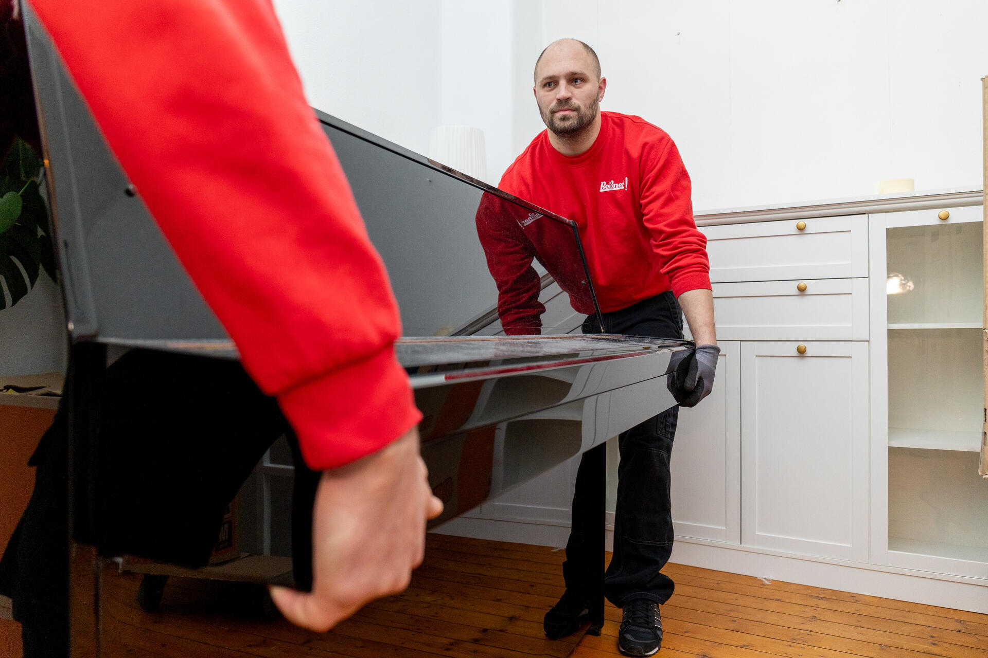 Professionelle Umzugshelfer in Hannover beim Verladen